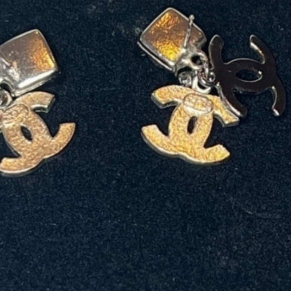 💕2X HP💕Authentic Chanel Earrings💕 - Picture 5 of 7